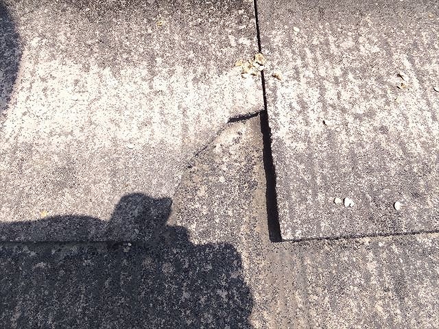 劣化した割れたスレート板